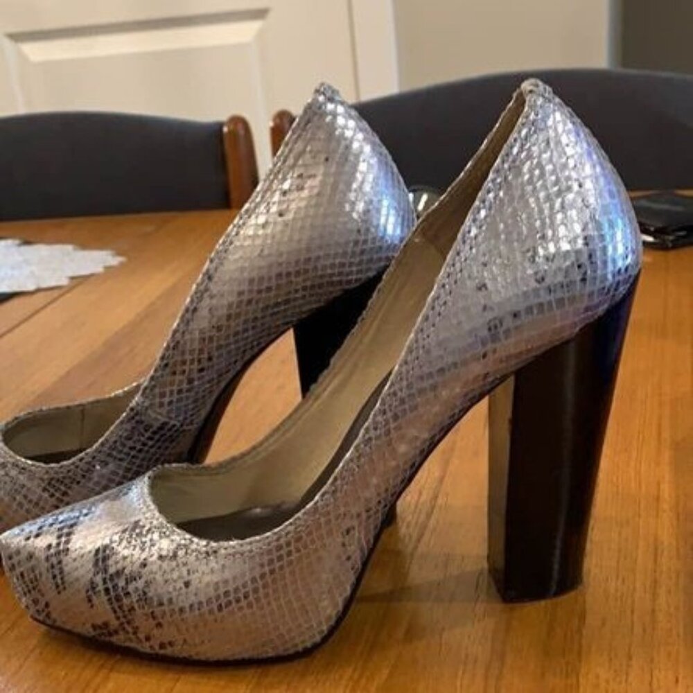 MICHAEL KORS Silver Snakeskin Pumps